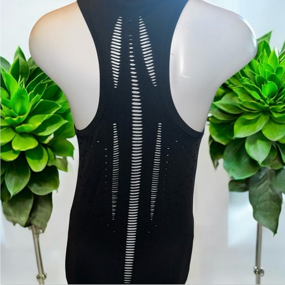 Victoria Secret Sport Seamless Tank Top Slim Fit Racerback Cutout Top NWT L $59 - Picture 12 of 13